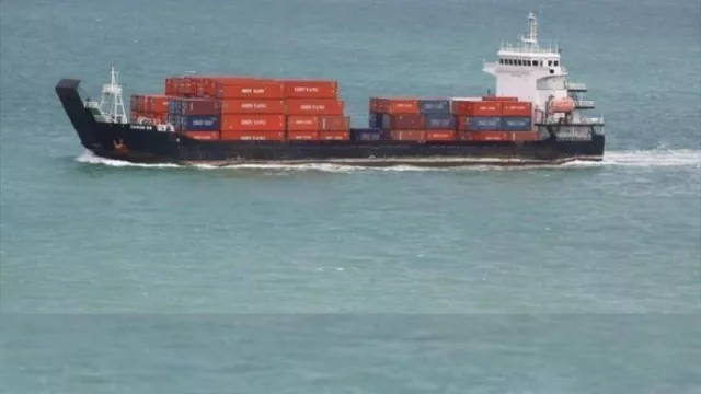 Dejando estela en el río Uruguay (el GF Paysandú, el portacontenedores nacional, hace su viaje inaugural)