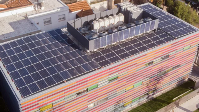 Crédito de la Casa se llena de paneles solares con una inversión superior a US$ 180.000