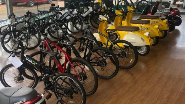 Escapando del transporte público aumenta la venta de triciclos, bicicletas y motos eléctricas (Wheele se expande en UY)