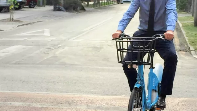 Con el especialista en transporte del proyecto Movés, Martín Piñeyro