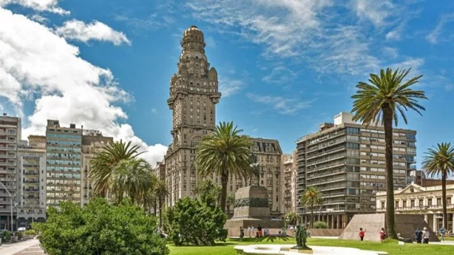 Acerca de que el gobierno flexibilice los requisitos a los extranjeros para su residencia fiscal en Uruguay, bajando de US$ 1.7 millones a US$ 377 mil el patrimonio para obtenerlo...