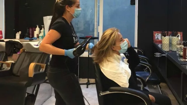 Las peluquerías retornaron repletas de turnos (“las clientas llegan y se hacen todo”)