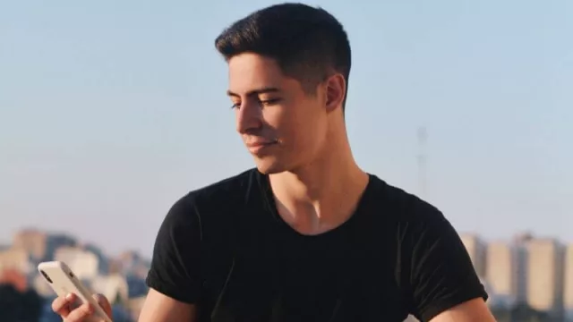 Quién es Mateo Duhalde, el argentino que se gana la vida con los “memes” (y productos digitales)