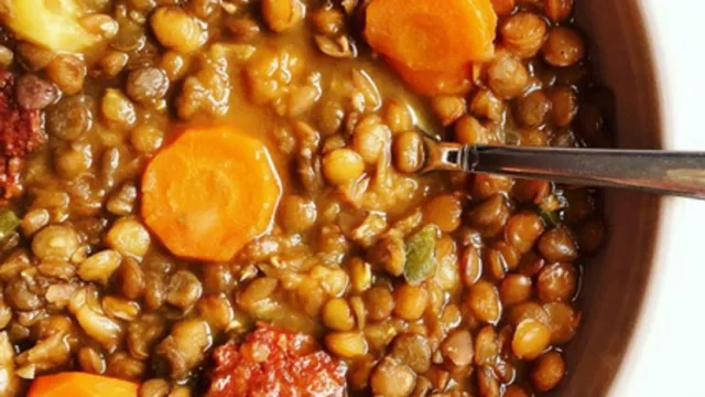 Tres Cruces, CanastaUY y Emigrante y su enorme cazuela de lentejas para todo el país