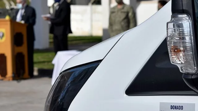 Fortaleciendo lazos entre países (Estados Unidos donó tres minibuses a Uruguay)