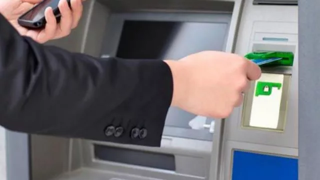 Guiñe el ojo, lo estamos filmando (tapabocas y mostrar la cara en los bancos)