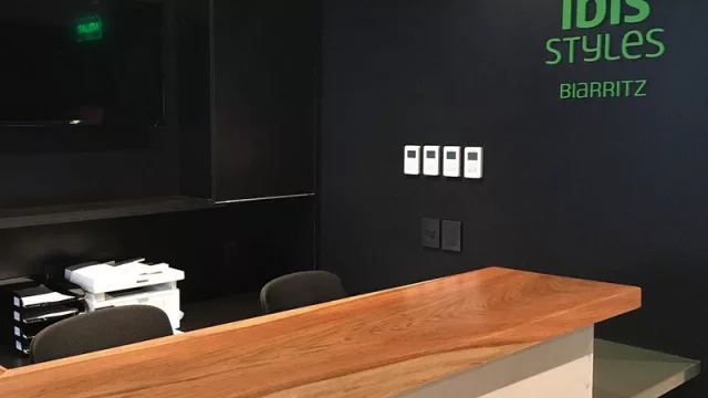 Más hoteles que siguen trabajando (con barbijos y protocolos especiales)