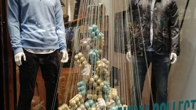 ABenson & Thomas sigue apostando al arte en sus vidrieras (siempre de la mano de Carlos Presto)