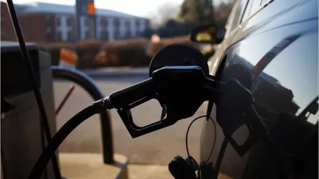 En absoluto silencio, YPF trasladó la suba de un impuesto al precio de la nafta