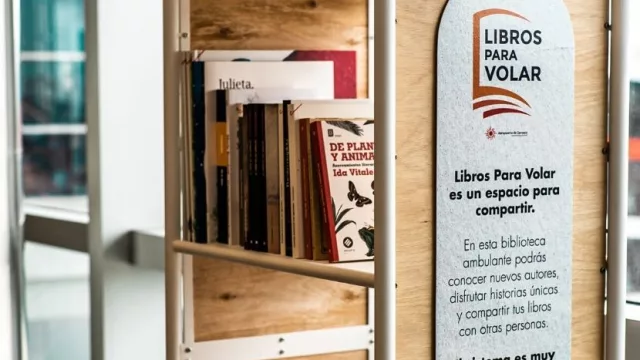   Aeropuerto de Carrasco con biblioteca ambulante de literatura uruguaya (Libros para Volar)