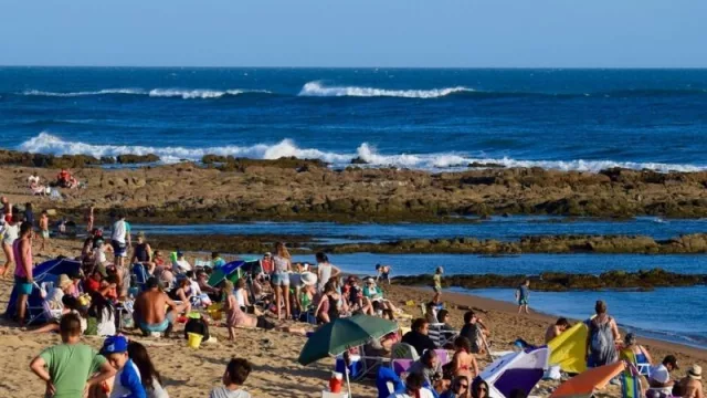  Unos 2.000 argentinos usan tarjeta Midinero (y evitan el 30% de recargo)