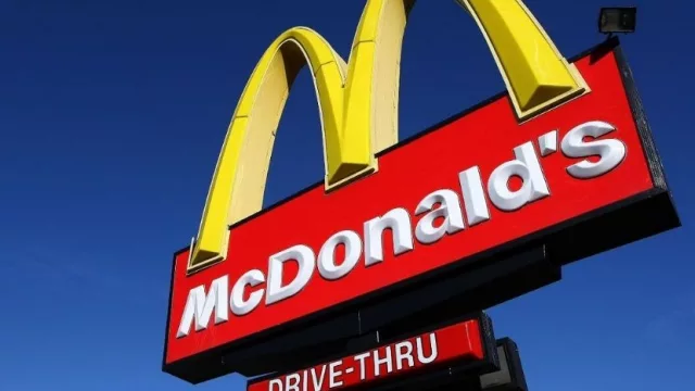 McDonald's puso pulseras de seguridad a niños de Montevideo, Canelones y Maldonado   