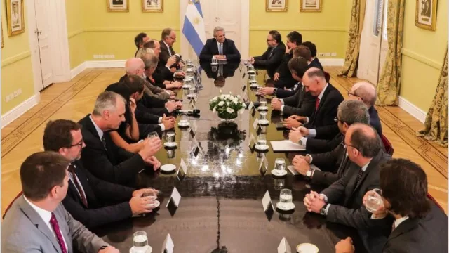 Alberto mantiene el congelamiento de naftas y lanza la ley Vaca Muerta