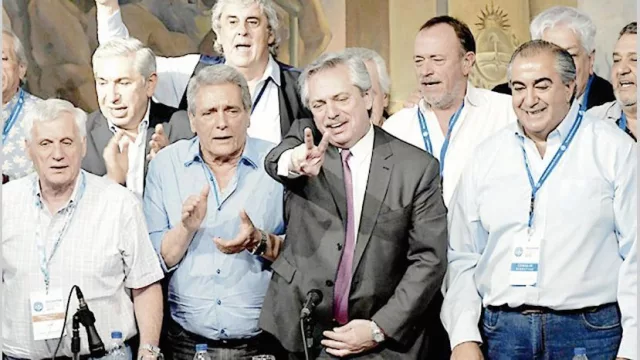 El Ejecutivo coordina con empresas y gremios para anunciar mejora salarial para privados