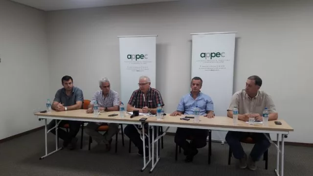 Productores reclaman a la industria y al Gobierno una mejora en los precios del ganado