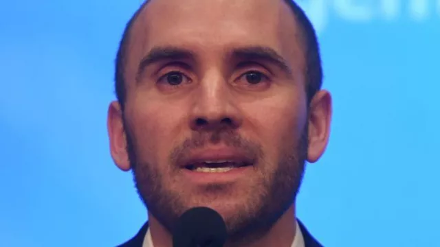 El plan Guzmán descarta ajuste fiscal y toma al FMI de paraguas en negociación de la deuda