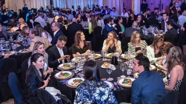 Mesas de  invitados previo a la premiación.
