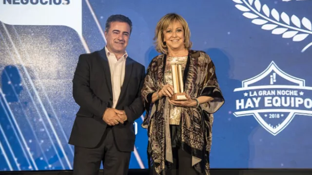 La empresaria del año, Estela Jinchuk, tras recibir la estatuilla. 
