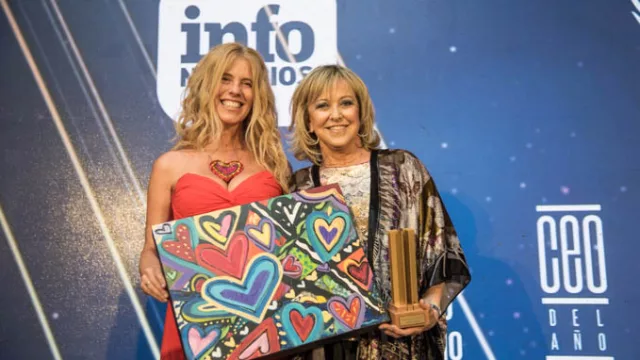 Estela Jinchuk con un obsequio muy particular. 