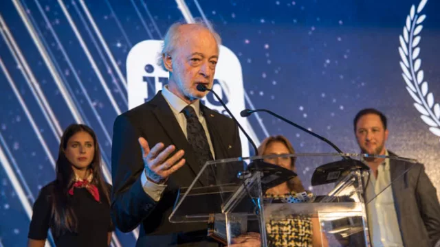 López Mena agradeciendo el premio a la trayectoria dado por Infonegocios