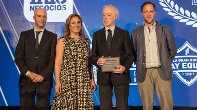 López Mena junto a su familia. 