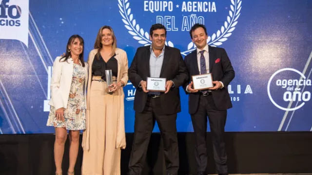 Los tres Ceos del año con sus premios. Magdalena Mutio, Bas, Juan Andrés Cendán, Cala Di Voiple, y Javier Cabo de Electro Uruguay.