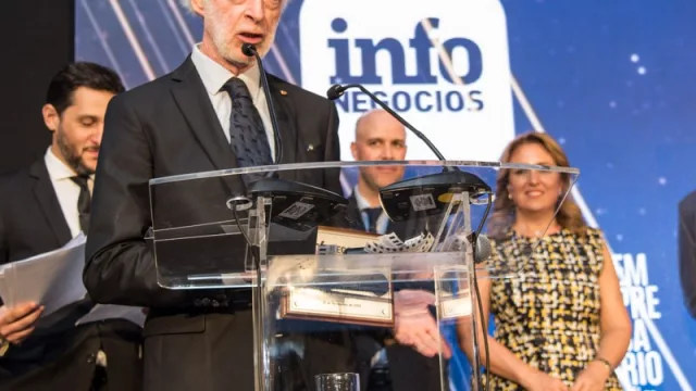 López Mena recibió premio a su trayectoria y anunció el segundo barco rápido más grande de la historia