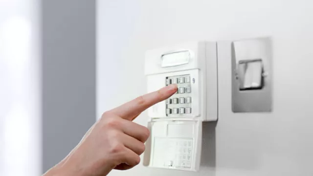 ¿Cuánto cuesta poner alarmas y servicio respuesta en el hogar? 