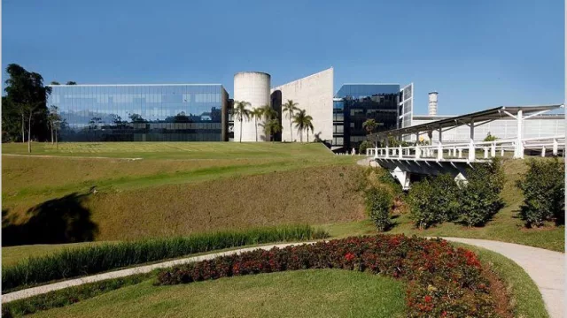 Natura cerró la compra de Avon