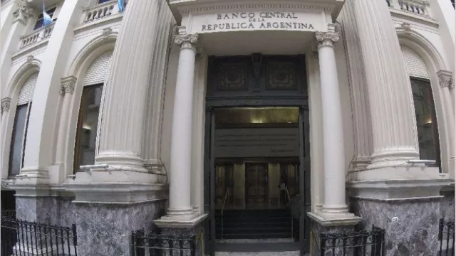 Cuánto poder de fuego tiene el Banco Central para controlar el dólar