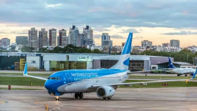 Desde hoy, Aeroparque no tendrá más vuelos internacionales, excepto a Montevideo (Aerolíneas Argentinas lleva a Ezeiza 38 frecuencias diarias)