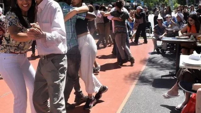 Por el “living” de Montevideo pasan 200.000 personas diarias (El Centro se le anima a los Shoppings)