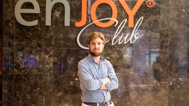  Con Máximo Cirio, presidente ejecutivo de la mesa directiva del St. Clare's College