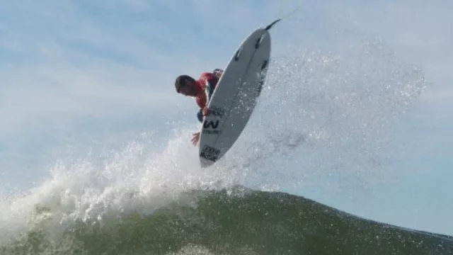 Aprender a agarrar una ola en una tabla de surf cuesta entre los US$ 130 y US$ 150