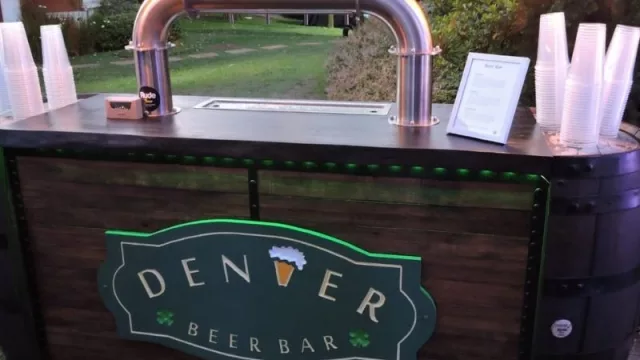 Estudió, se inspiró en un personaje de La Casa de Papel y lanzó “Denver Beer Bar” una barra móvil de birras