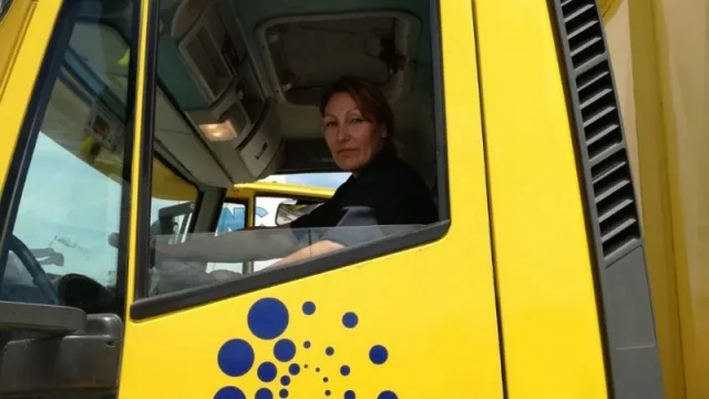 Mirtrans pone a la mujer al volante repartiendo cerveza y hace historia en UY