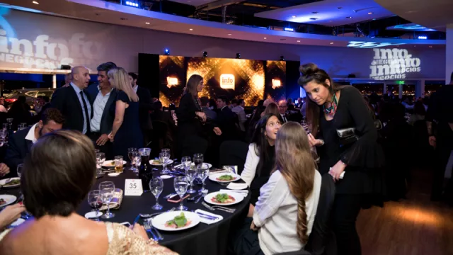 Los invitados aprovecharon el corte para conversar... ¿sobre futuros negocios?