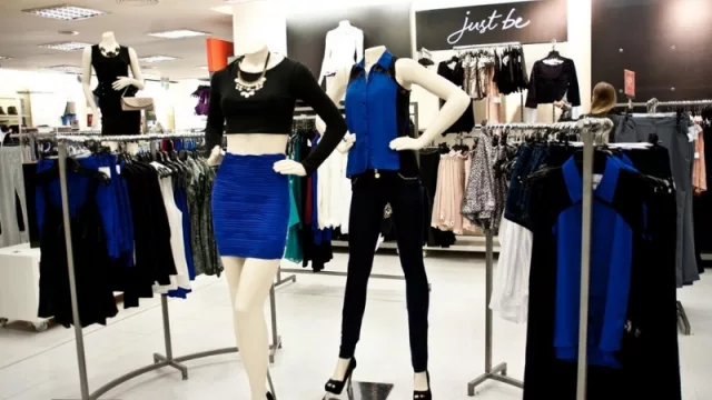 Lojas Renner ficha dos tiendas más