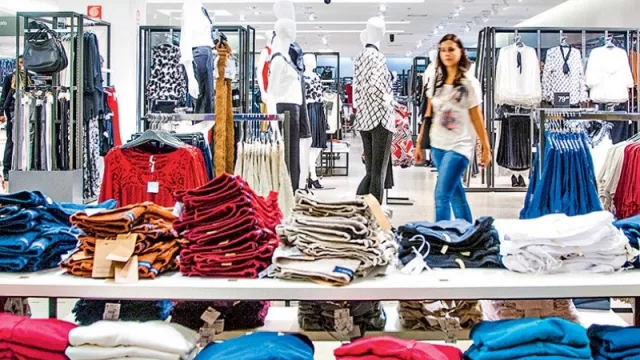 Lojas Renner ficha dos tiendas más