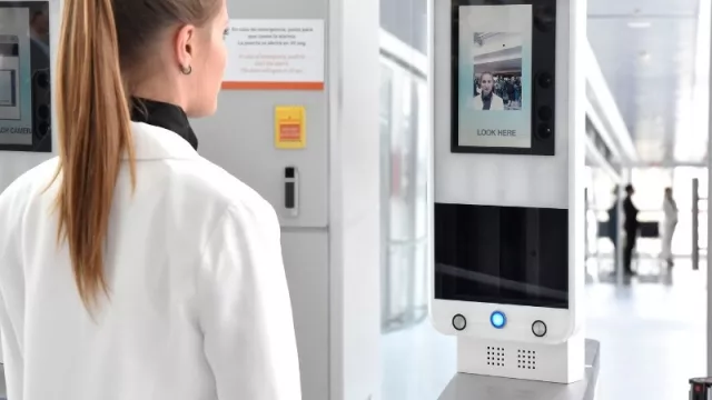  No te escapes y poné la cara si querés volar (say cheese)