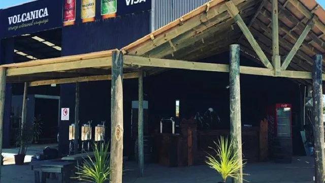 Volcánica quiere ser la figura del verano (abre dos bares en la costa)