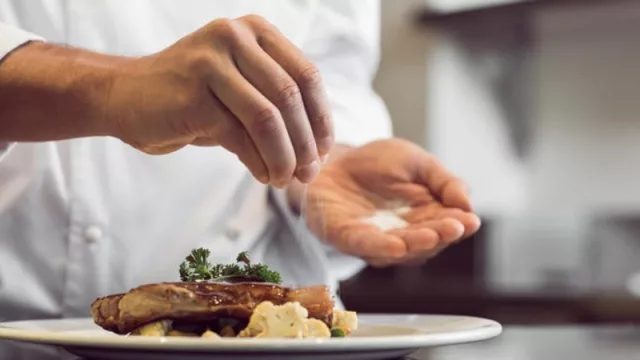 La Intendencia de Montevideo controlará que el 10% de los platos en restaurantes no posean sal