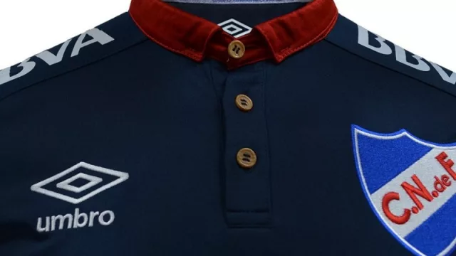 Los bolsos se copan con la camiseta del hincha (se vendieron 500 en menos de una semana)