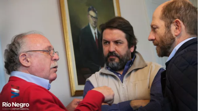 intendente de Río Negro, Óscar Terzaghi, secretario general de la Intendencia de Río Negro, Guillermo Levratto y el director de Abengoa Teyma, Alejandro Fynn