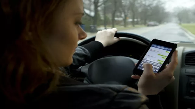 Sobre ¿Llegarán las multas por utilizar el celular al volante?