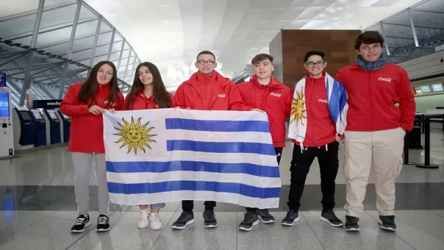 Seis jóvenes “Abanderados” partieron hacia el Mundial gracias a Coca-Cola