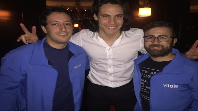 Vitale llevó a dos uruguayos a París para conocer al goleador Edinson Cavani