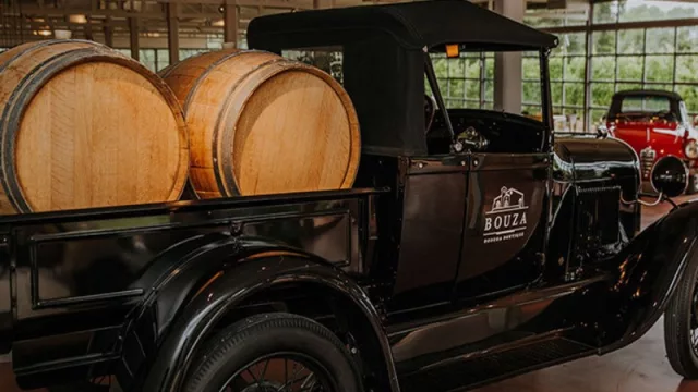 Bodega Bouza une el vino y los autos en un mismo espacio (y no hay control de alcoholemia)