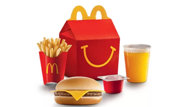 McDonald's dejará de ofrecer la hamburguesa con queso en su tradicional cajita feliz. El cambio responde a un intento por reducir las calorías y la frecuencia con que se piden este tipo de comidas