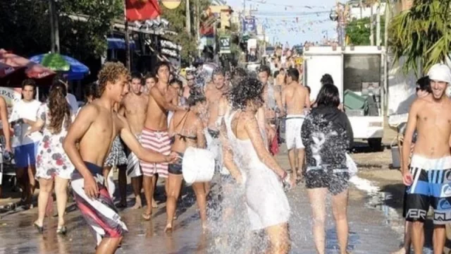 Autoridades y vecinos de La Pedrera toman las riendas del Carnaval tras falta de iniciativa privada